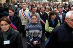 Indbyggere fra forstaden Aulnay-sous-Bois i en tavs protest i dag. - Foto: AP 