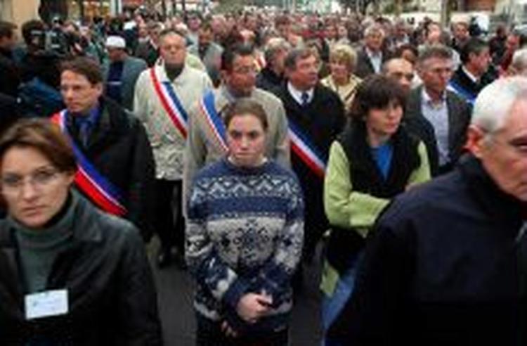 Indbyggere fra forstaden Aulnay-sous-Bois i en tavs protest i dag. - Foto: AP 