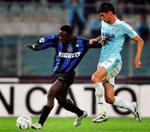 Inters Obafemi Martins forsøger at slippe fra Lazios Emilson Gribari. - Foto: AP 