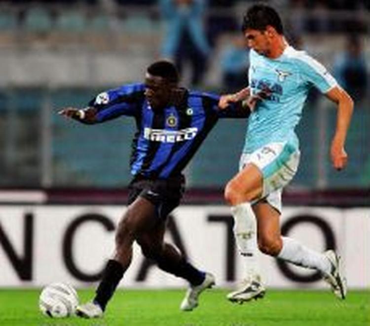 Inters Obafemi Martins forsøger at slippe fra Lazios Emilson Gribari. - Foto: AP 