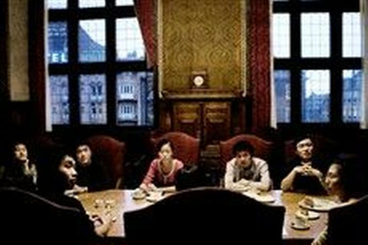 Otte kinesere   Hui Xu, Jiamin Shi, Shengqi Dong, Minyu Zhu, Yu Zhang, Jing Qian, Dong Xu og Lin Wang   vil have deres penge tilbage fra RUC, fordi den uddannelse, de har fået, ikke lever op til universitetsstandard.   Foto: Thomas Borberg 
