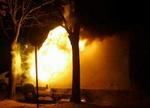 En lastbil er sat i brand under nattens optøjer. - Foto: AP 
