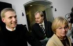 DF's ledelse Kristian Thulesen Dahl, Peter Skaarup og Pia Kjærsgaard under en pause i nattens forhandlinger. - Foto: Anders Birch 