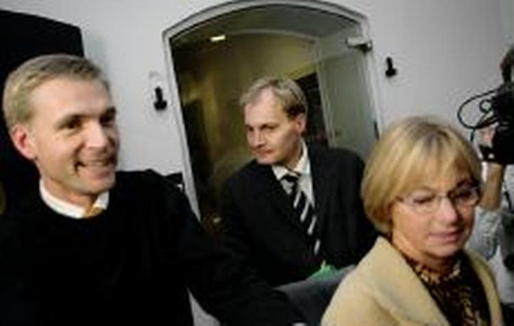 DF's ledelse Kristian Thulesen Dahl, Peter Skaarup og Pia Kjærsgaard under en pause i nattens forhandlinger. - Foto: Anders Birch 