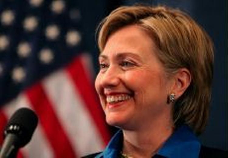 Den demokratiske eks-præsidentfrue Hillary Clinton er ved at blive kørt i stilling som kandidat til selv at overtage præsidentembedet. Hun får hjælp af den amerikanske serie 'Commander in Chief' ('Øverstkommanderende') - Foto: AP 