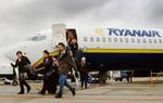 Flypassagerer slipper fremover for den såkaldte flypassagerafgift. - Arkivfoto: AP 