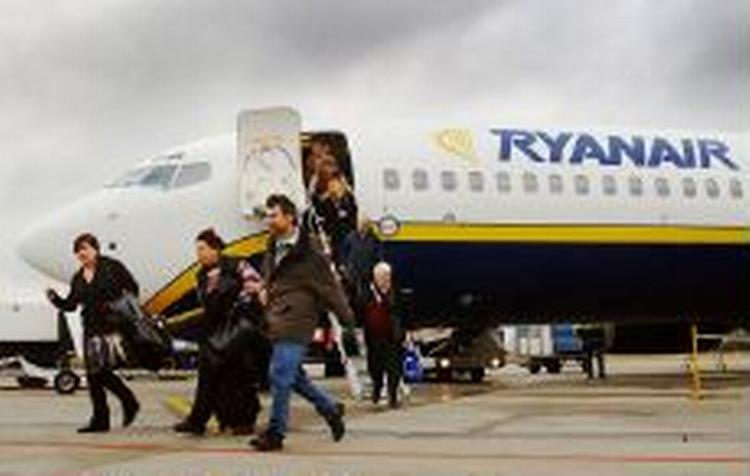Flypassagerer slipper fremover for den såkaldte flypassagerafgift. - Arkivfoto: AP 