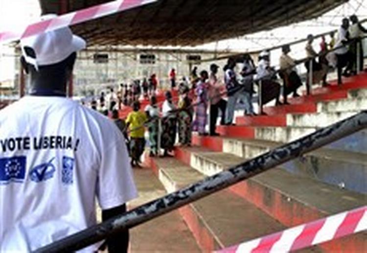 Der var lange køer ved Monrovias valgsteder, men valgdeltagelsen lå alligevel under første runde. Resultatet ventes første om nogle dage. - Foto: AP 