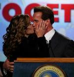 Schwarzenegger kysser sin kone under valgkampen. - Foto: AP 