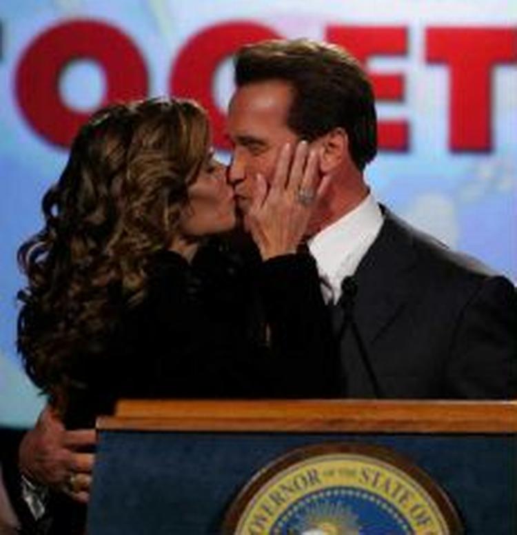 Schwarzenegger kysser sin kone under valgkampen. - Foto: AP 