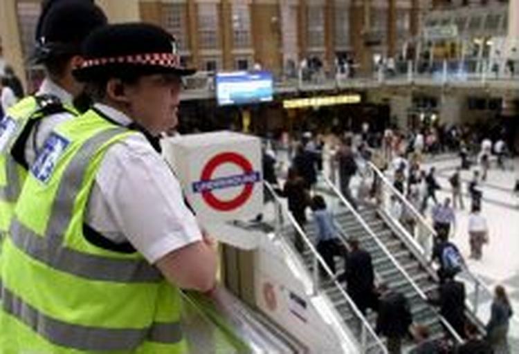 Britiske politifolk overvåger en af Londons mange undergrundsstationer. - Arkivfoto: AP 