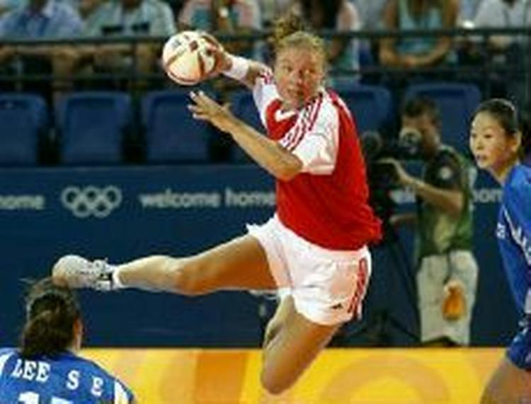 Den danske landsholdspiller i håndbold, Katrine Fruelund, er tvivlsom til næste uges World Cup i Århus - Foto: AP 