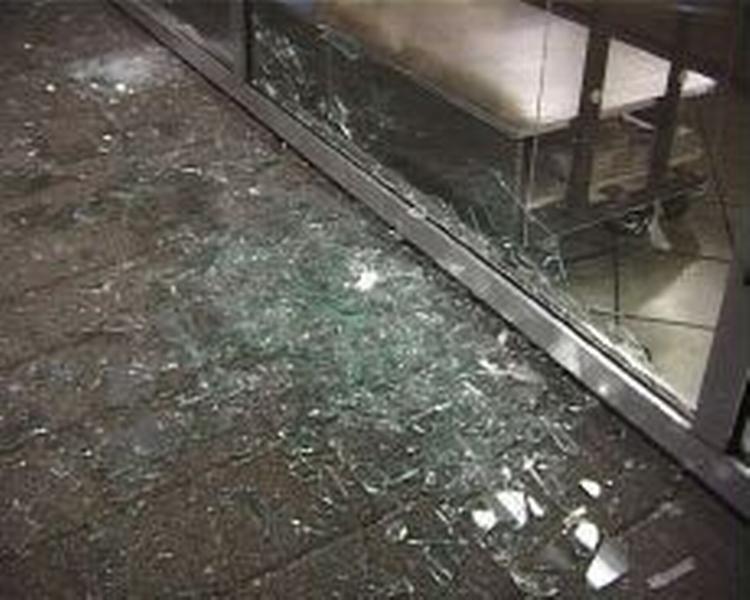 En kiosk fik smadret ruderne, før politiet nåede frem. - Foto: LocalEyes 