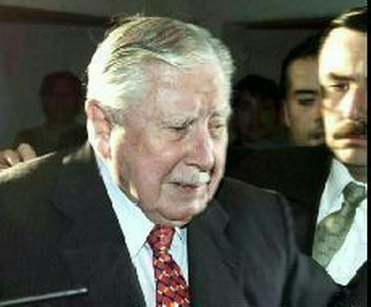 Læger mener nu, at eks-diktator Pinochet er frisk nok til at klare en retssag. - Arkivfoto: AP 