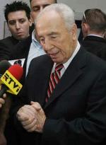 Israels vicepremierminister Shimon Peres taler med pressen. - Foto: AP 