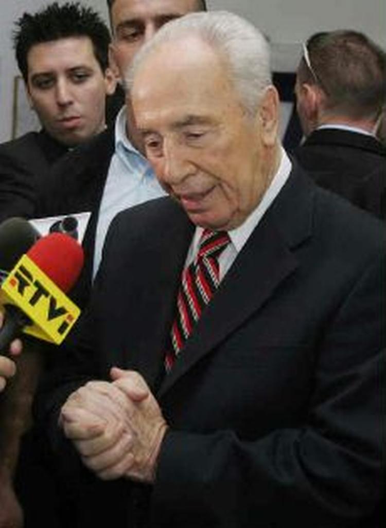 Israels vicepremierminister Shimon Peres taler med pressen. - Foto: AP 
