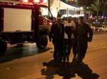Politifolk hjælper en tilskadekommen uden for et af de tre bomberamte hoteller i Amman, Jordan. En dansk ambassadør var på SAS-hotellet, da det blev ramt af bomben. - Foto: AP 