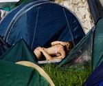 Et ungt par kysser hinanden under årets Roskilde Festival. - Foto: Anders Birch 