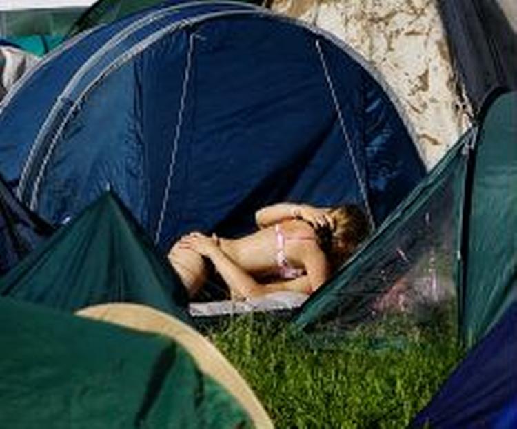 Et ungt par kysser hinanden under årets Roskilde Festival. - Foto: Anders Birch 