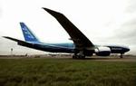 Boeings nye 777-200LR lander i Heathrow efter rekordflyveturen. - Foto: AP 