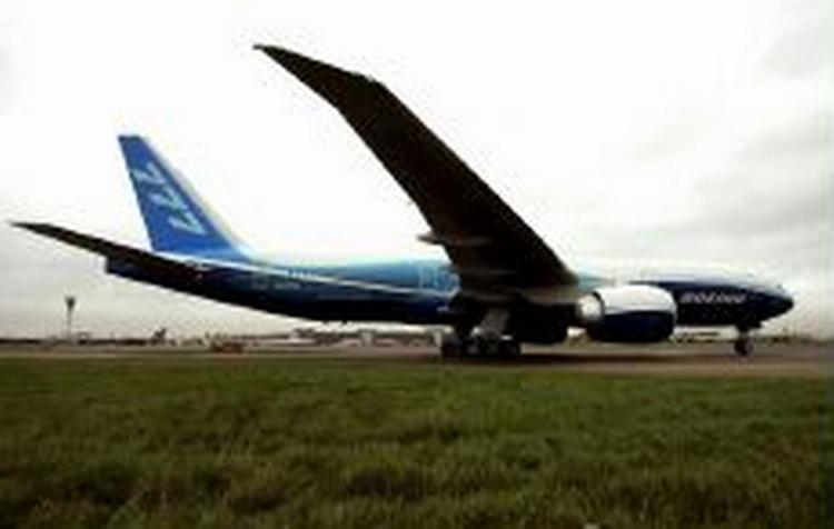 Boeings nye 777-200LR lander i Heathrow efter rekordflyveturen. - Foto: AP 