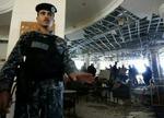 En betjent bevogter det ødelagte lokale på Grand Hyatt hotel i Amman. - Foto: AP 