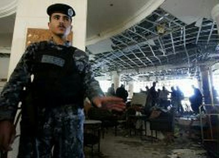 En betjent bevogter det ødelagte lokale på Grand Hyatt hotel i Amman. - Foto: AP 