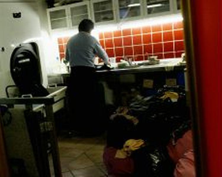 En indvandrer arbejder sort som opvasker på en københavnsk restaurant. - Arkivfoto: Jan Grarup 