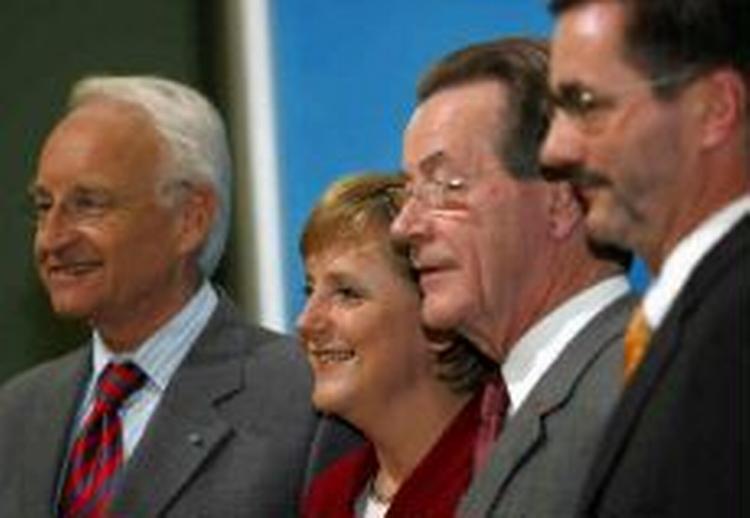 Både Angela Merkel og hendes kommende vicekansler og arbejdsminister, SPD-formanden Franz Müntefering, er glade for den nye regeringsaftale - Foto: AP 