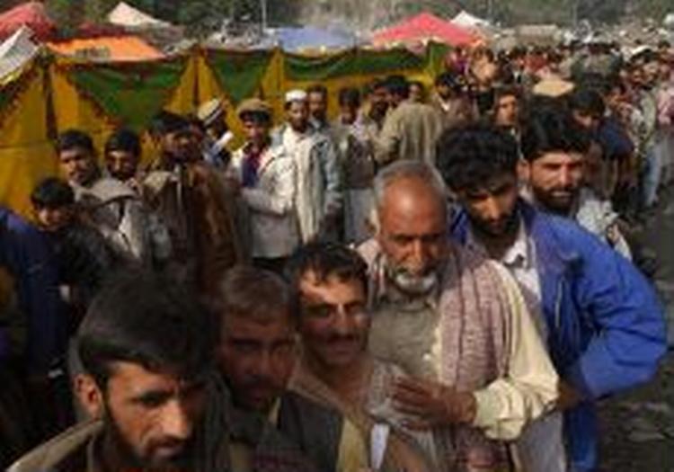 En tredje grænseovergang mellem Indien og Pakistan er blevet åbnet, så nødhjælpen nemmere kan komme frem - Foto: AP 