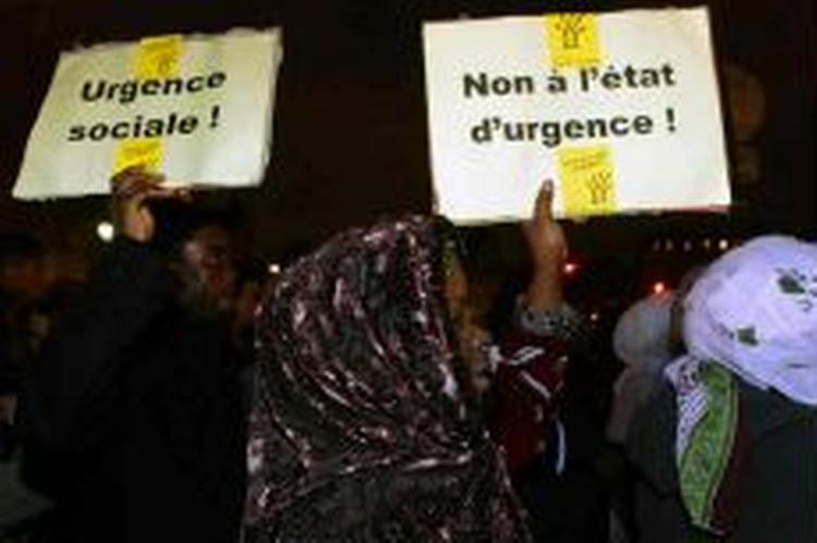 Politiet kaster tåregas mod uromagere i den franske by Lyon - Foto: AP 