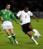 Arsenals Ashley Cole måske på vej til Spanien. Her et foto fra en landskamp. - Arkivfoto: AP 
