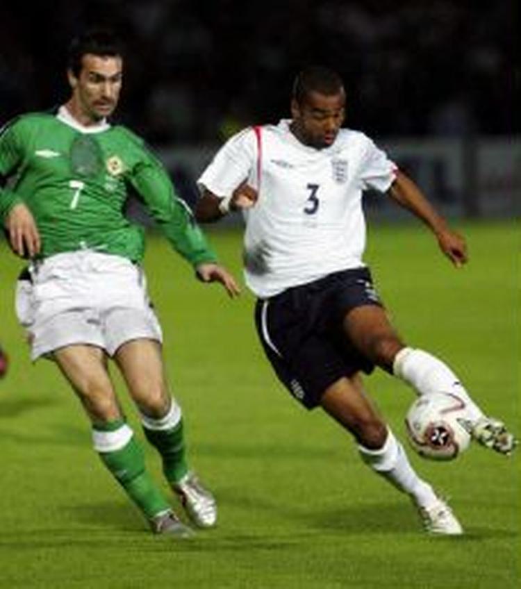 Arsenals Ashley Cole måske på vej til Spanien. Her et foto fra en landskamp. - Arkivfoto: AP 