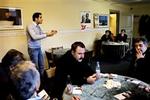 Serdal Benli, der stiller op til valget i Region Hovedstaden, kom i fredags på uanmeldt besøg i en tyrkisk klub på Amagerbrogade for at fortælle om sin politik.   Foto: Thomas Borberg 