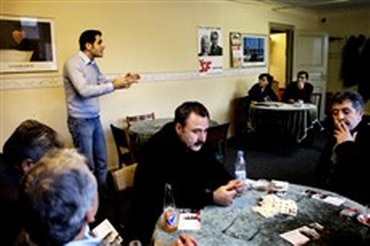 Serdal Benli, der stiller op til valget i Region Hovedstaden, kom i fredags på uanmeldt besøg i en tyrkisk klub på Amagerbrogade for at fortælle om sin politik.   Foto: Thomas Borberg 