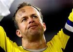 Den norske keeper Thomas Myhre siger tak for støtten til publikum. - Foto: AP 
