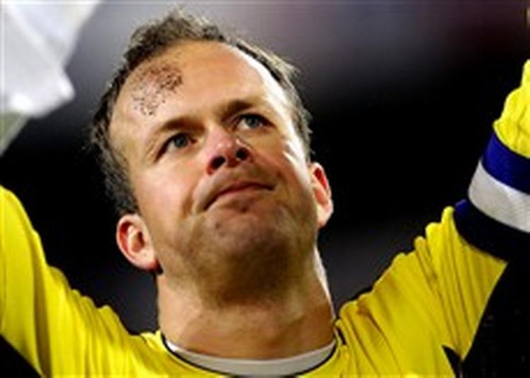 Den norske keeper Thomas Myhre siger tak for støtten til publikum. - Foto: AP 