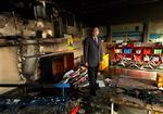 Borgmesteren i byen Carpentras besigtiger skaderne i den lokale børnehave, som blev brændt ned i weekenden. - Foto: AP 