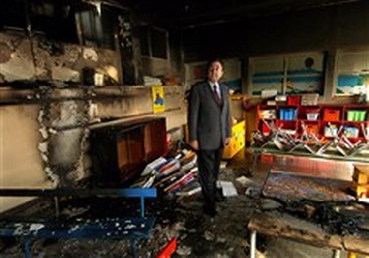 Borgmesteren i byen Carpentras besigtiger skaderne i den lokale børnehave, som blev brændt ned i weekenden. - Foto: AP 