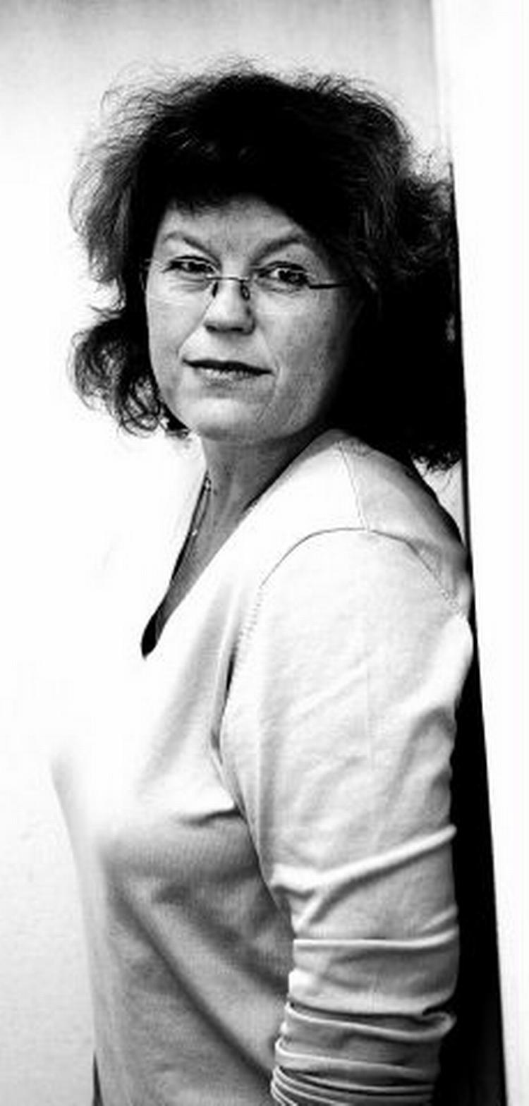 UDE OG HJEMME. Forfatteren Anne Holt er fuld af løgn. Og mennesket Anne Holt kan ikke fordrage hovedpersonen i sine bøger.   Foto: Ellen Gossner 