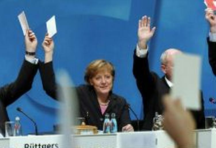 Angela Merkel stemmer ja til regeringen på CDU s såkaldte lille landsmøde i Berlin. - Foto: AP 