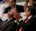 Lettelse hos Müntefering (tv.) og Schröder efter afstemningen. - Foto: AP 