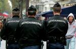 Politifolk på patrulje på Champs Elysees i Paris' centrum. - Foto: AP 