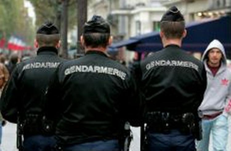 Politifolk på patrulje på Champs Elysees i Paris' centrum. - Foto: AP 