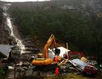 Et jordskred raserede dette hus nær Bergen. Andre steder er veje blokeret. - Foto: AP 