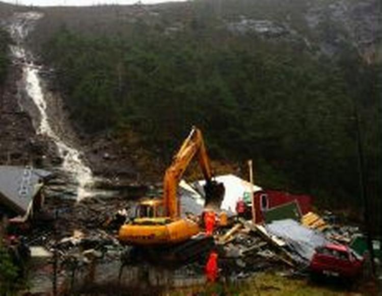 Et jordskred raserede dette hus nær Bergen. Andre steder er veje blokeret. - Foto: AP 