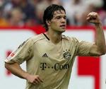 Ballack i gylden trøje. Måske venter der også en gylden kontrakt i Madrid eller Manchester. - Arkivfoto: AP: 