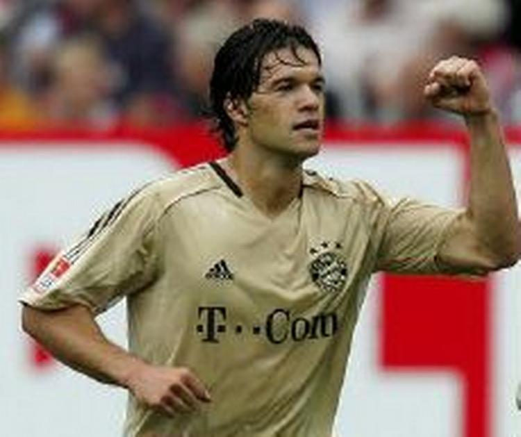 Ballack i gylden trøje. Måske venter der også en gylden kontrakt i Madrid eller Manchester. - Arkivfoto: AP: 