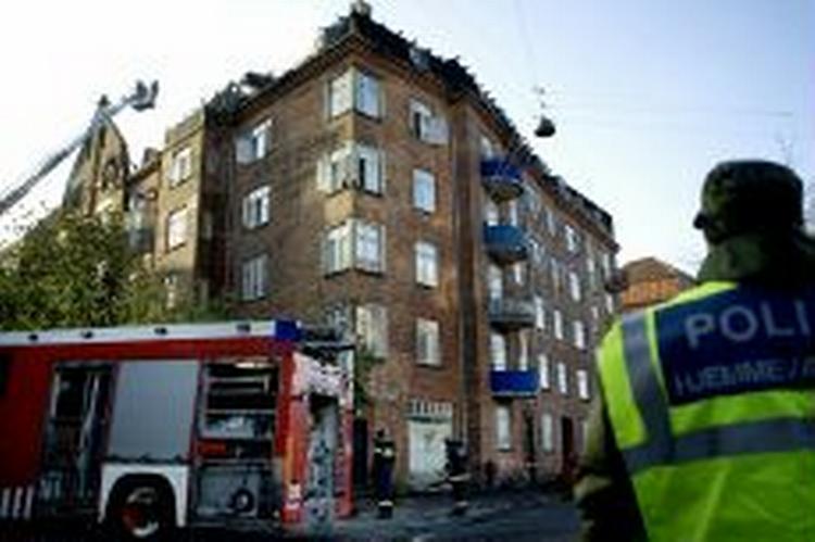 Politiet skal i dag besigtige bygningen på Amager, der mandag brød i brand. - Foto: Thomas Borberg 