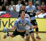De danske deltagere i håndboldens Champions League fra Århus og Kolding kommer på svære opgaver i næste runde. Her ses Koldings anfører Bo Spellerberg i kampen mod THW Kiel. - Foto: Lars Poulsen 